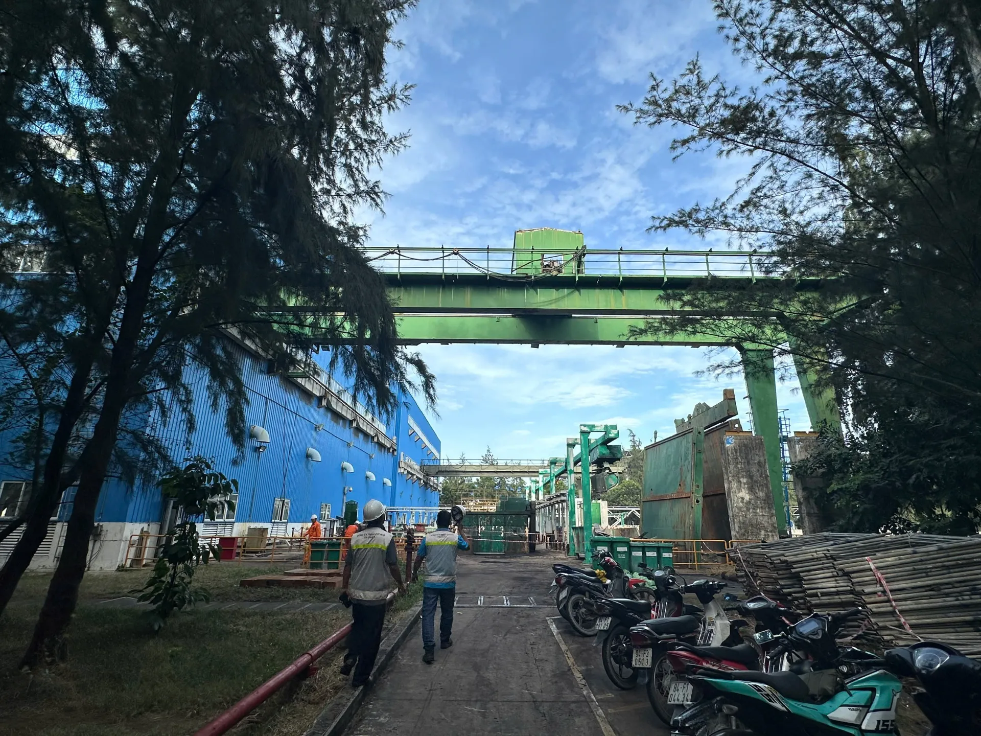 Cầu trục công nghiệp làm việc trong nhà máy