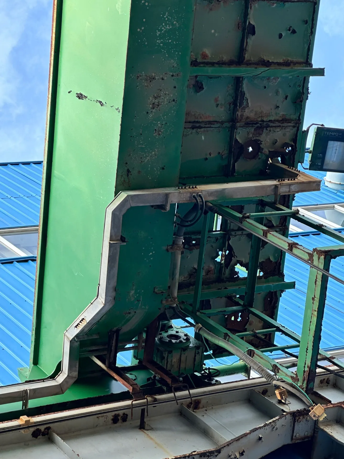 Ăn mòn và thủng mục trên kết cấu cầu trục