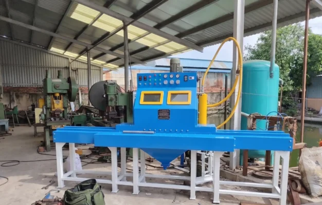 Thiết bị phun cát dạng tủ dùng cho xử lý bề mặt chi tiết kim loại trong xưởng cơ khí.