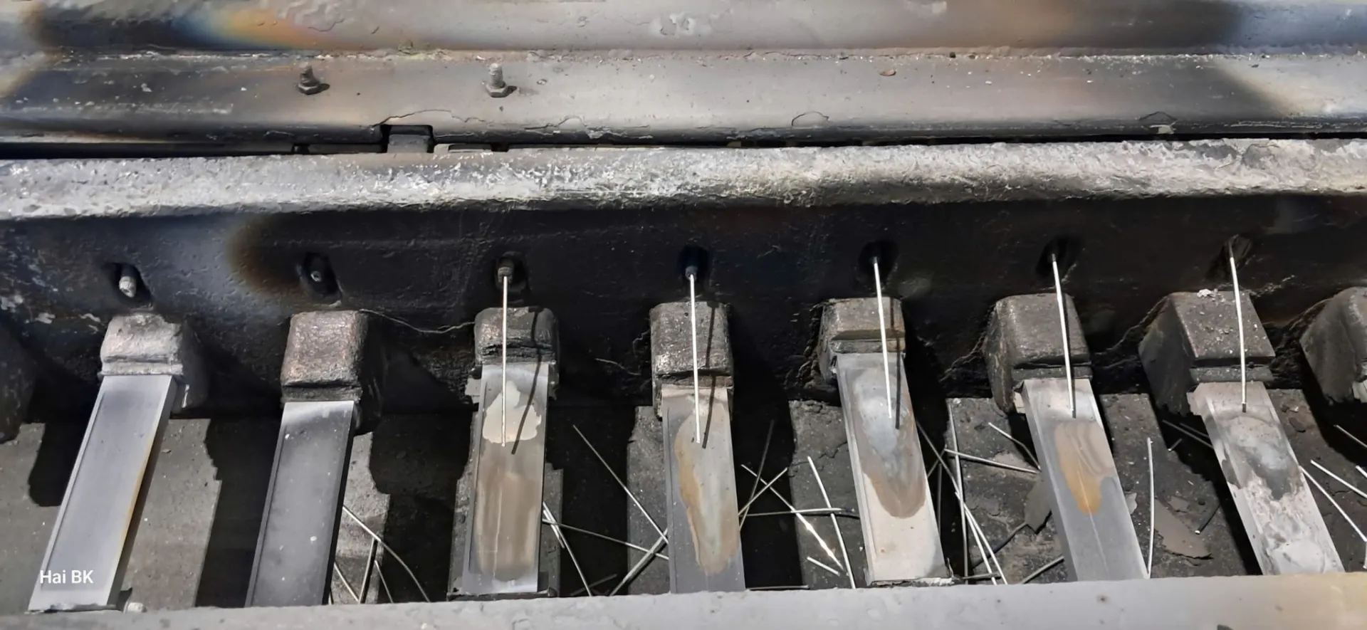 Cụm evaporation boats và dây nhôm cấp trong lò phủ chân không
