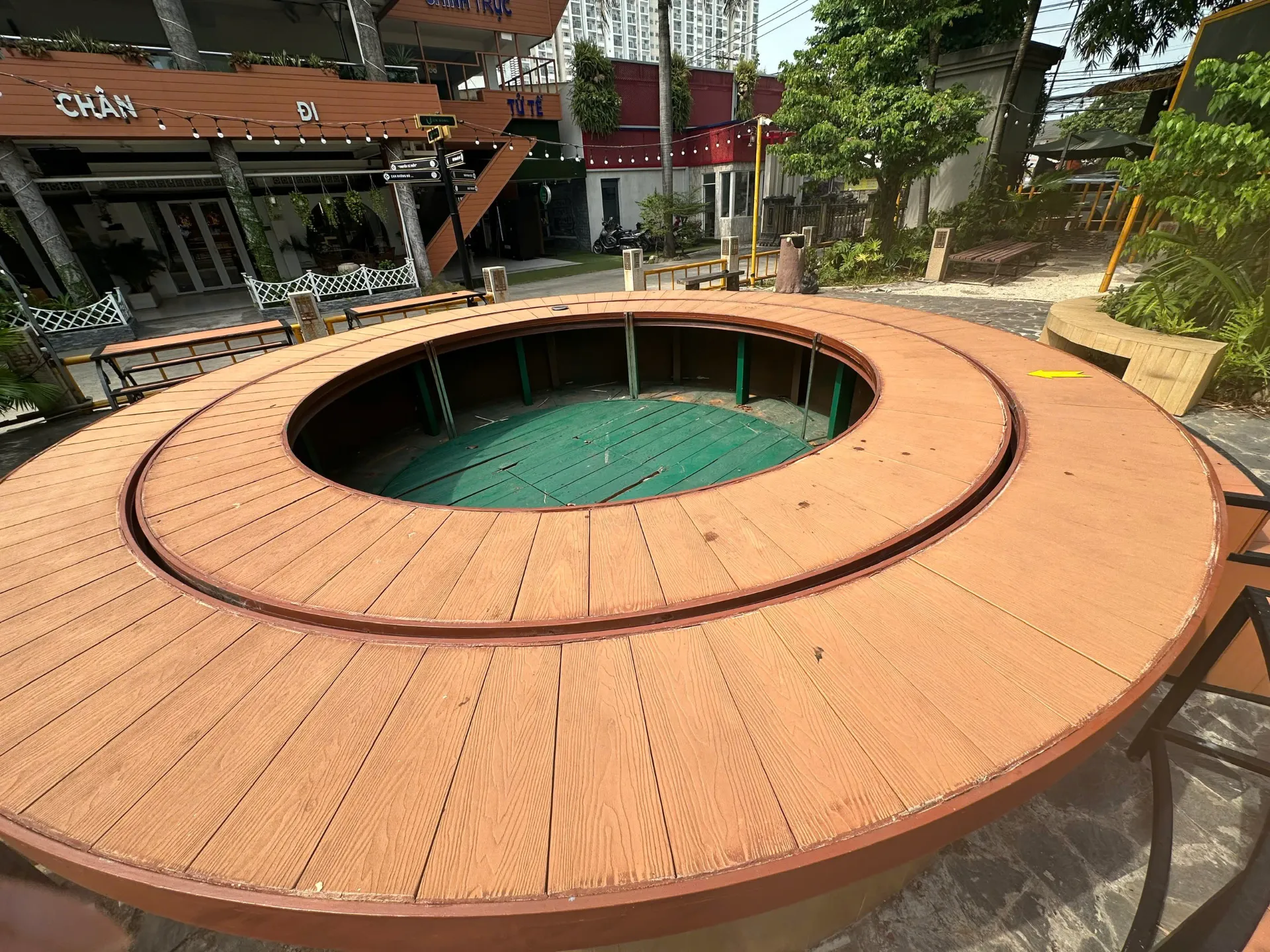 Kiểm tra bề mặt và khe hở sàn sân khấu trục quay