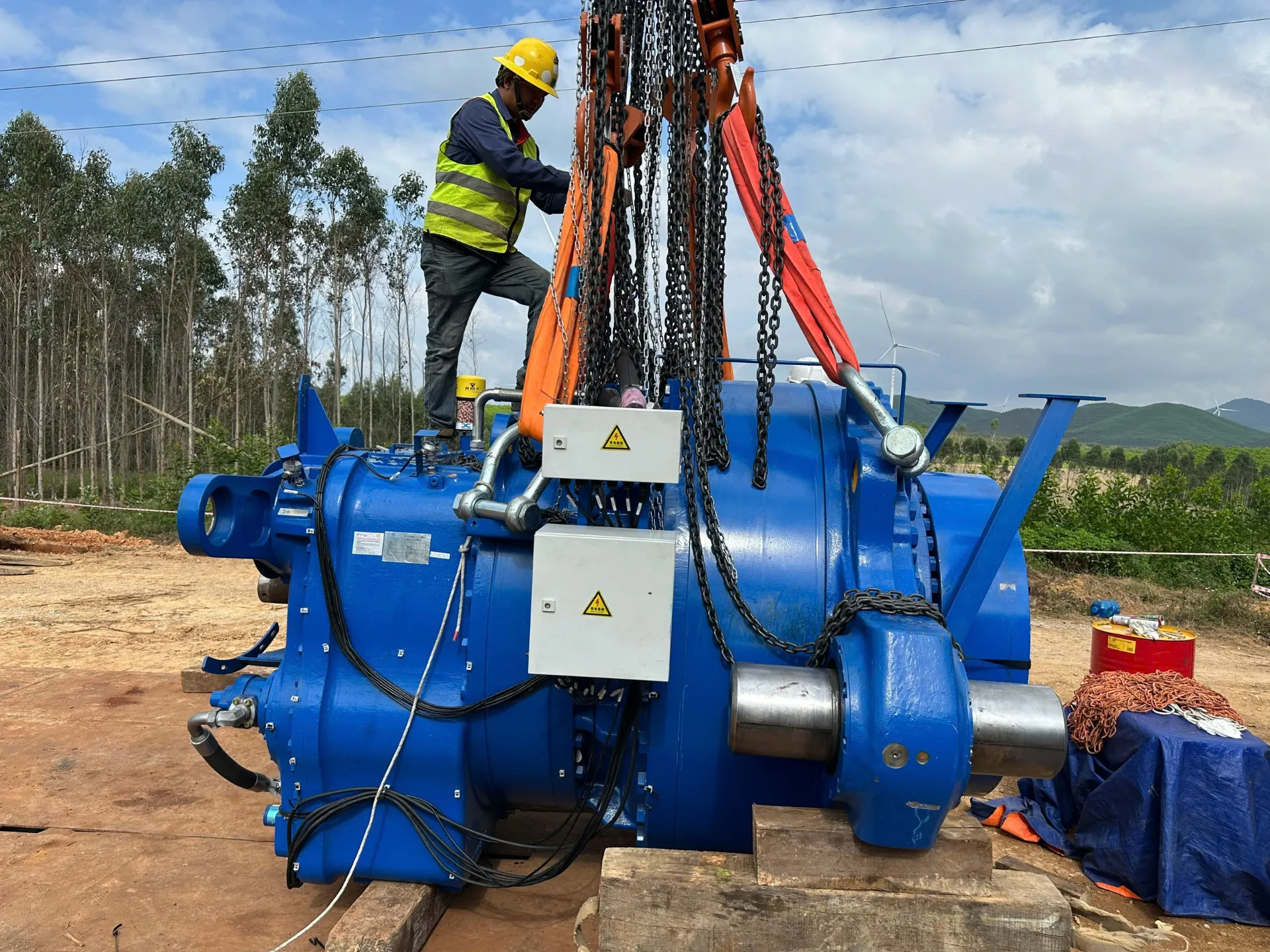 Hộp số tuabin gió được đưa xuống hiện trường để khảo sát
