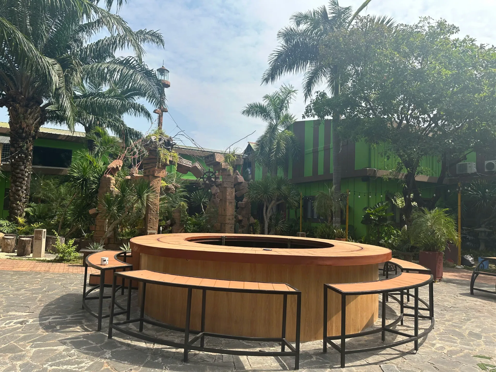 Sân khấu trục quay trong không gian sự kiện ngoài trời